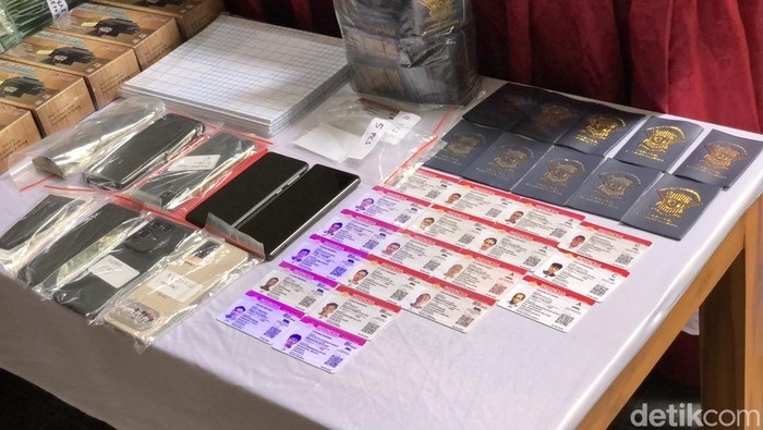 Barang bukti SIM palsu bikinan sindikat di Jogja saat ditampilkan di Mapolresta Jogja, Senin (22/9/2025).