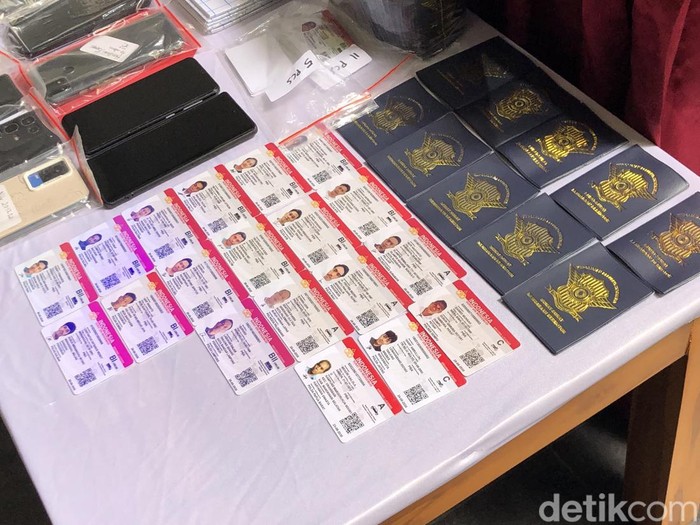 Barang bukti SIM palsu bikinan sindikat di Jogja saat ditampilkan di Mapolresta Jogja, Senin (22/9/2025).