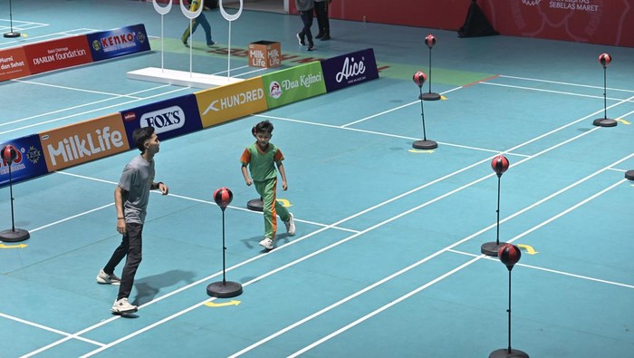 Bulutangkis merupakan salah satu olahraga populer di Indonesia. Demi membangun kecintaan buluttangkis ke anak-anak, SenengMinton hadir.