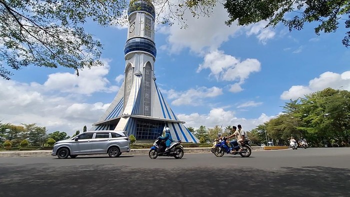 Bundaran Jempong, Jalan Lingkar Selatan, Kecamatan Sekarbela, Mataram, NTB, Selasa (23/9/2025). (Nathea Citra/detikBali)