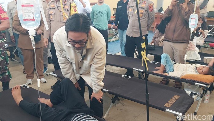 Bupati Bandung Barat, Jeje Ritchie Ismail cek siswa keracunan MBG