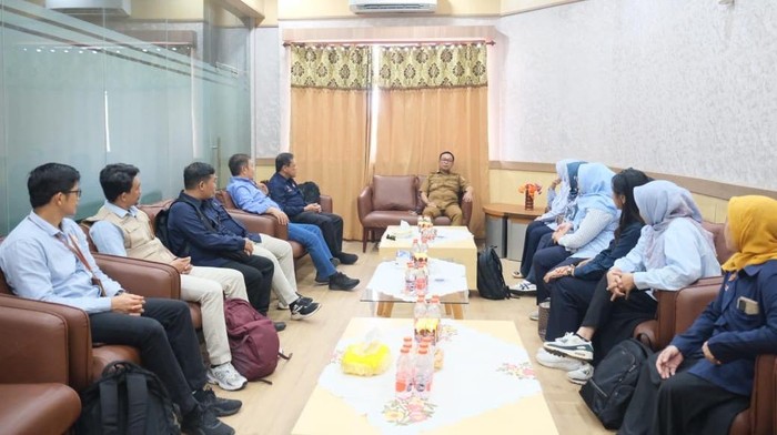 Bupati Soppeng Suwardi Haseng bersama dosen dari STIA-LAN Makassar.