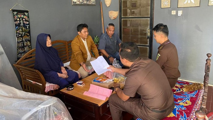 Pengamanan DPO kasus KDRT, Ciptadi Haryo Prabowo (kemeja biru) di Depok, Sleman, Selasa (23/9/2025).