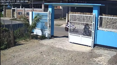 Potongan video rekaman CCTV aksi jambret yang terjadi di Dompu Senin (22/9/2025).