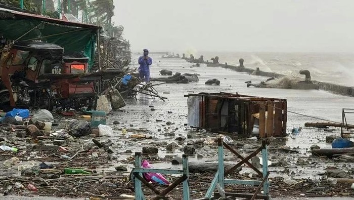 Super Typhoon Ragasa had already lashed the Philippines Cagayan province on September 22, forcing hundreds of families to shelter in schools and evacuation centres. (John Dimain/AFP)