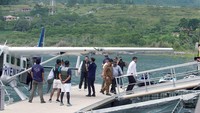 Bobby melakukan Demo Flight Pesawat Amfibi (Seaplane) di Pelabuhan Mariana Resort, Kecamatan Simanindo, Kabupaten Samosir, Senin (22/9/2025). Ini salah satu pendekatan transportasi menuju Danau Toba, khusus Pulau Samosir. Di sini ada penginapan yang kita tahu bintang lima, yang menjadi pendaratan untuk pesawat amfibi, ujar Bobby. (Foto: Dok. Diskominfo Sumut)
