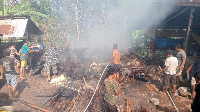 Dapur milik lansia di Karangasem hangus terbakar saat ditinggal pergi kondangan, Selasa (23/9/2025). (Dok. Kadus Kecag Balung, Desa Seraya, Karangasem)