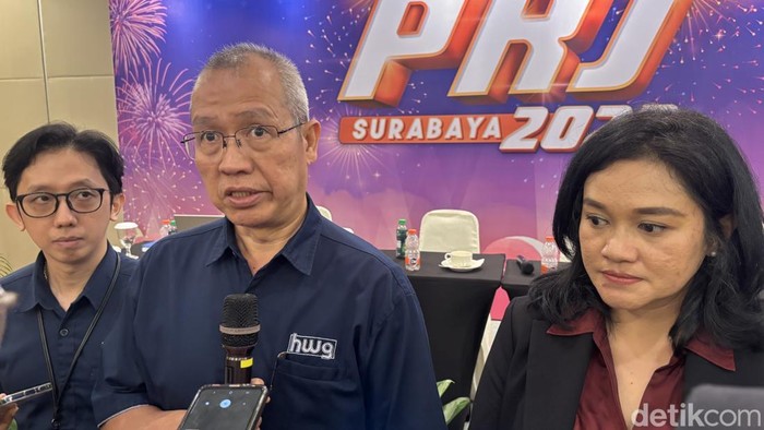 Direktur PT Hardayawidya Graha, Gito Sugiarto menjelaskan tentang pelaksanaan PRJ 2025. Foto Aprilia