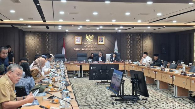 Dirut TransJakarta, Welfizon Yuza, angkat bicara soal 3 kecelakaan bus TransJakarta dalam sebulan. Menurutnya, seluruh armada dalam kondisi layak jalan. (Belia/detikcom)