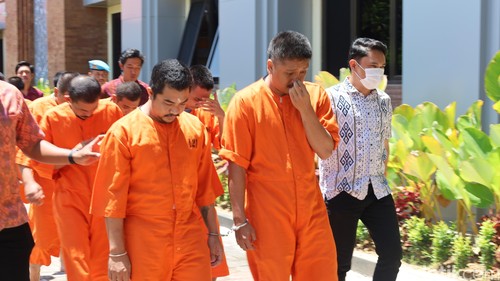 Dony dan Tirta tak hanya dapat tertunduk lesu saat digiring polisi ke ruang tahanan, Selasa (23/9/2025). (Aryo Mahendro/detikBali).