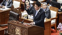 Menteri Keuangan Purbaya Yudhi Sadewa yang hadir mewakili Presiden menyampaikan pendapat akhir pemerintah sebelum pengesahan dilakukan. ANTARA FOTO/Dhemas Reviyanto