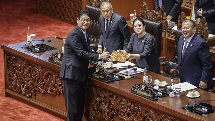 Ketua DPR Puan Maharani (kedua kanan) menerima laporan hasil pembahasan dari Ketua Badan Anggaran (Banggar) DPR Said Abdullah (kiri) pada Rapat Paripurna DPR RI ke-5 Masa Persidangan I Tahun Sidang 2025-2026 di Kompleks Parlemen, Senayan, Jakarta, Selasa (23/9/2025). DPR mengesahkan Rancangan Undang-Undang (RUU) Anggaran Pendapatan dan Belanja Negara (APBN) 2026 untuk menjadi UU APBN 2026 dengan pendapatan negara sebesar Rp3.153,58 triliun dan belanja negara sebesar Rp3.842,72 triliun. ANTARA FOTO/Dhemas Reviyanto