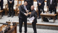 Menteri Keuangan Purbaya Yudhi Sadewa (kiri) menerima laporan hasil pembahasan dari Ketua Badan Anggaran (Banggar) DPR Said Abdullah (kanan) pada Rapat Paripurna DPR RI ke-5 Masa Persidangan I Tahun Sidang 2025-2026 di Kompleks Parlemen, Senayan, Jakarta, Selasa (23/9/2025). ANTARA FOTO/Dhemas Reviyanto