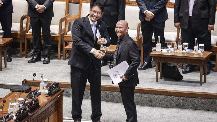 Ketua DPR Puan Maharani (kedua kanan) menerima laporan hasil pembahasan dari Ketua Badan Anggaran (Banggar) DPR Said Abdullah (kiri) pada Rapat Paripurna DPR RI ke-5 Masa Persidangan I Tahun Sidang 2025-2026 di Kompleks Parlemen, Senayan, Jakarta, Selasa (23/9/2025). DPR mengesahkan Rancangan Undang-Undang (RUU) Anggaran Pendapatan dan Belanja Negara (APBN) 2026 untuk menjadi UU APBN 2026 dengan pendapatan negara sebesar Rp3.153,58 triliun dan belanja negara sebesar Rp3.842,72 triliun. ANTARA FOTO/Dhemas Reviyanto