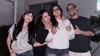 Ersa Mayori bersama keluarga mengantarkan Aiska Vairana ke Tokyo Jepang. Ersa melow banget saat harus meninggalkan putri sulungnya sendirian di negara orang. Foto: Instagram @ersamayori