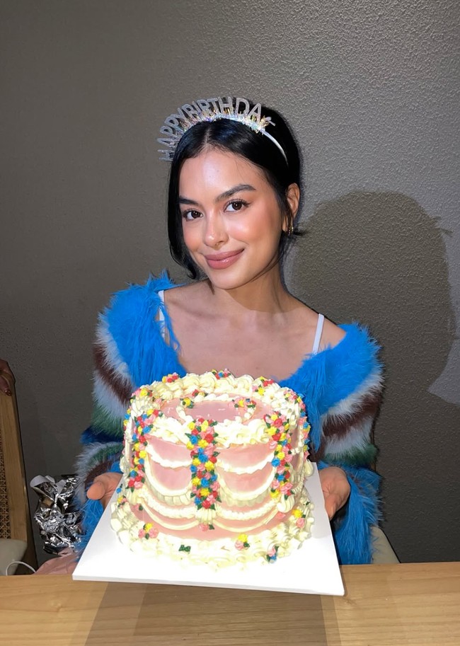 Tepat pada 21 September 2025 Eva Celia berulang tahun yang ke-33. Dalam unggahannya terlihat putri sulung Sophia Latjuba itu tampil dengan gaya playful kenakan cardigan bulu berwarna biru. Foto: Instagram/@evacelia