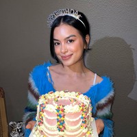 Tepat pada 21 September 2025 Eva Celia berulang tahun yang ke-33. Dalam unggahannya terlihat putri sulung Sophia Latjuba itu tampil dengan gaya playful kenakan cardigan bulu berwarna biru. Foto: Instagram/@evacelia