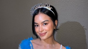 Eva Celia tampil manis dengan dress biru dan kue ulang tahun di tangan. Foto: Instagram @evacelia