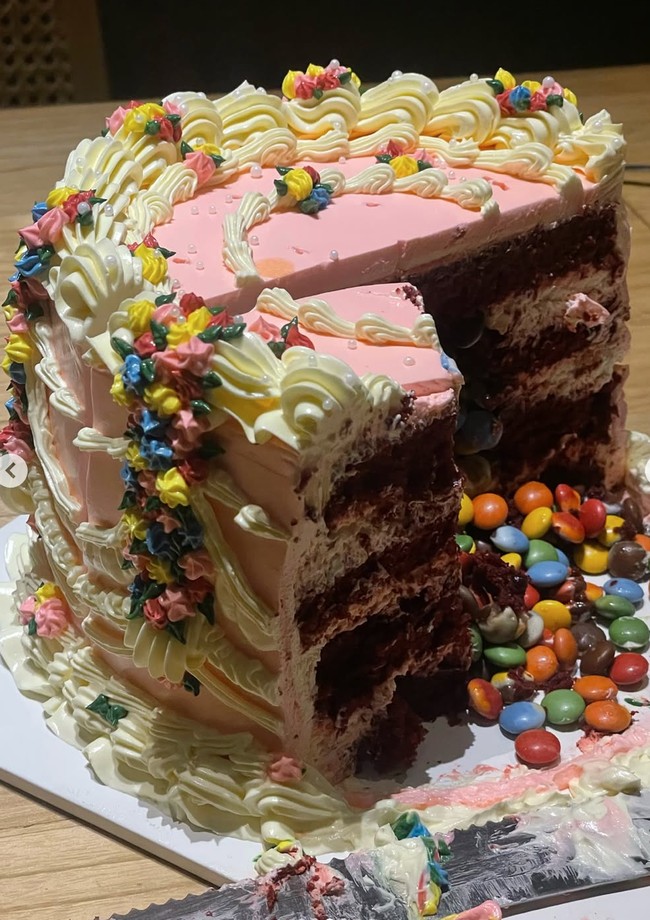 Serasi dengan penampilannya, kue ulang tahun Eva juga tampak colorful dengan warna-warna cerah. bday din din, tulis keterangan dalam unggahan Eva. Foto: Instagram/@evacelia