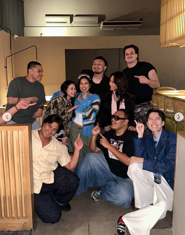 Perayaan ulang tahunnya itu tampak sederhana dengan diisi makan-makan bersama para sahabat. Suami Eva, Demas Narawangsa sendri tak terlihat hadir. Foto: Instagram/@evacelia