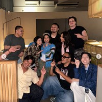 Perayaan ulang tahunnya itu tampak sederhana dengan diisi makan-makan bersama para sahabat. Suami Eva, Demas Narawangsa sendri tak terlihat hadir. Foto: Instagram/@evacelia