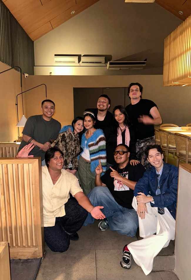 Meski tanpa kehadiran suami, namun Eva tampak bahagia menghabiskan waktu bersama para sahabatnya. Teza Sumendra, Vidi Aldiano, Reza Chandika, hingga Tara Basro bersama suaminya, Daniel Adnan, tampak hadir. Foto: Instagram/@evacelia