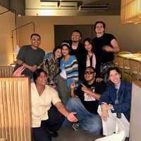 Meski tanpa kehadiran suami, namun Eva tampak bahagia menghabiskan waktu bersama para sahabatnya. Teza Sumendra, Vidi Aldiano, Reza Chandika, hingga Tara Basro bersama suaminya, Daniel Adnan, tampak hadir. Foto: Instagram/@evacelia