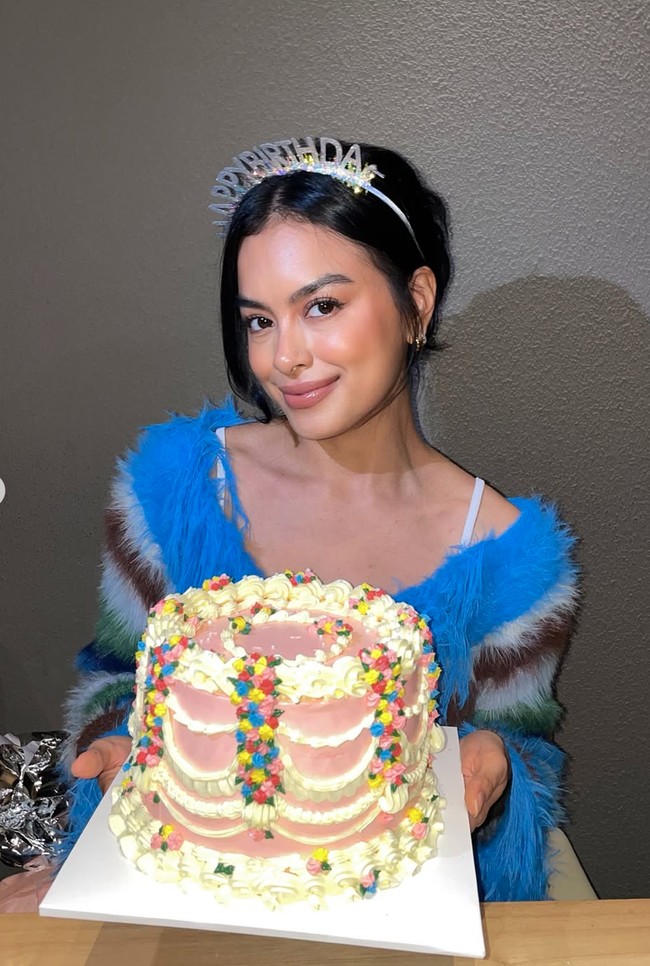 Dengan riasan soft dan natural, Eva tampil cantik dan glowing. Unggahannya pun banjir ucapan selamat dari para rekan artis dan penggemar. Foto: Instagram/@evacelia