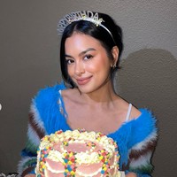 Dengan riasan soft dan natural, Eva tampil cantik dan glowing. Unggahannya pun banjir ucapan selamat dari para rekan artis dan penggemar. Foto: Instagram/@evacelia