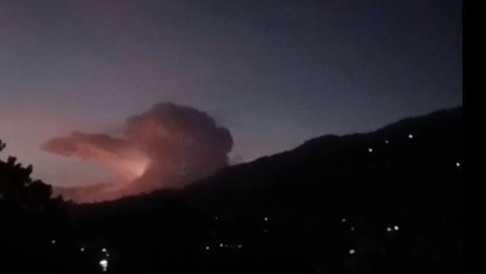Fenomena alam kilatan cahaya di langit Kabupaten Garut, Jawa Barat, Senin (22/9/2025). (ANTARA/HO-Polsek Cisurupan)