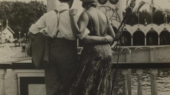 Pasangan Bermesraan di Coney Island Foto: AOL