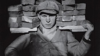 Tukang Angkut Batu Bata Foto: AOL