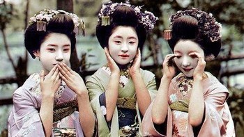 Maiko Takewaka, Tomeko, dan Satogiku — Tiga Maiko, atau Calon Geisha — Berpose sebagai Tiga Monyet Bijaksana Foto: AOL