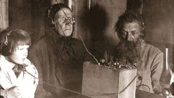 Petani Soviet Mendengarkan Radio untuk Pertama Kalinya Foto: AOL