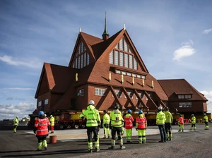 Dramatis! Bangunan Gereja 741 Ton Diangkut Sejauh 5 Km Tanpa Dibongkar