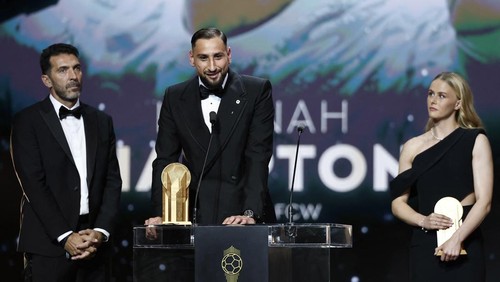 Soccer Football - Ballon dOr - Theatre du Chatelet, Paris, France - September 22, 2025 Manchester Citys Gianluigi Donnarumma and Chelseas Hannah Hampton after winning the mens and womens Yashin Trophy REUTERS/Benoit Tessier