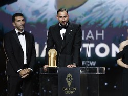 Gianluigi Donnarumma meraih gelar Kiper Terbaik FIFA 2025 dan Yashin Trophy dalam acara Ballon dOr 2025. Kendati kini sudah berseragam Manchester City, Donnarumma mendapat pengakuan berkat performa apiknya saat mengantar PSG meraih treble. Foto: REUTERS/Benoit Tessier