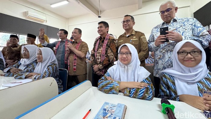 Gubernur Kalbar Ria Norsan menyaksikan langsung pembelajaran menggunakan layanan internet gratis di SMA 1 Pontianak.
