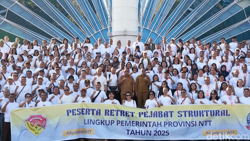 Gubernur Melki Laka Lena bersama Wagub NTT Joni Asadoma saat melepas peserta retret di depan Kantor Gubernur NTT, Selasa (23/9/2025). (Foto: Simon Selly/detikBali)
