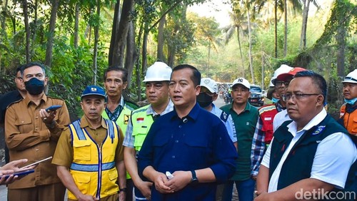 Gubernur NTB, Lalu Muhammad Iqbal, ketika meninjau persiapan pengerjaan perbaikan jalan di jalur Pohgading-Tanjung Geres, Lombok Timur, NTB, Selasa (23/9/2025).
