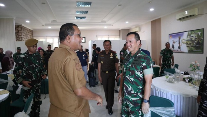 Gubernur NTT Melki Laka Lena, bersama Forkopimda NTT saat beraudiens dengan Pangdam IX/Udayana Mayjen TNI Piek Budyakto di Kupang.