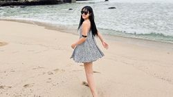 Happy Asmara Tampil Santai, Happy Main di Pantai