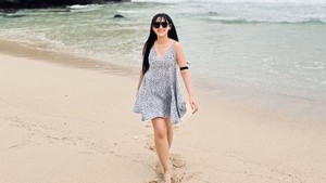Gayanya simpel tapi aura bintang Happy Asmara tetap terpancar kuat. Foto: Instagram Happy Asmara
