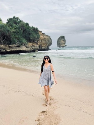 Happy Asmara Tampil Santai, Happy Main di Pantai