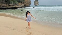 Happy Asmara Tampil Santai, Happy Main di Pantai