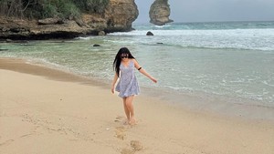 Nuansa outfit motif tutul bikin vibe liburan Happy Asmara makin playful. Foto: Instagram Happy Asmara