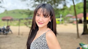 Happy Asmara tampil effortless chic dengan dress tutul santai di pantai. Foto: Instagram Happy Asmara