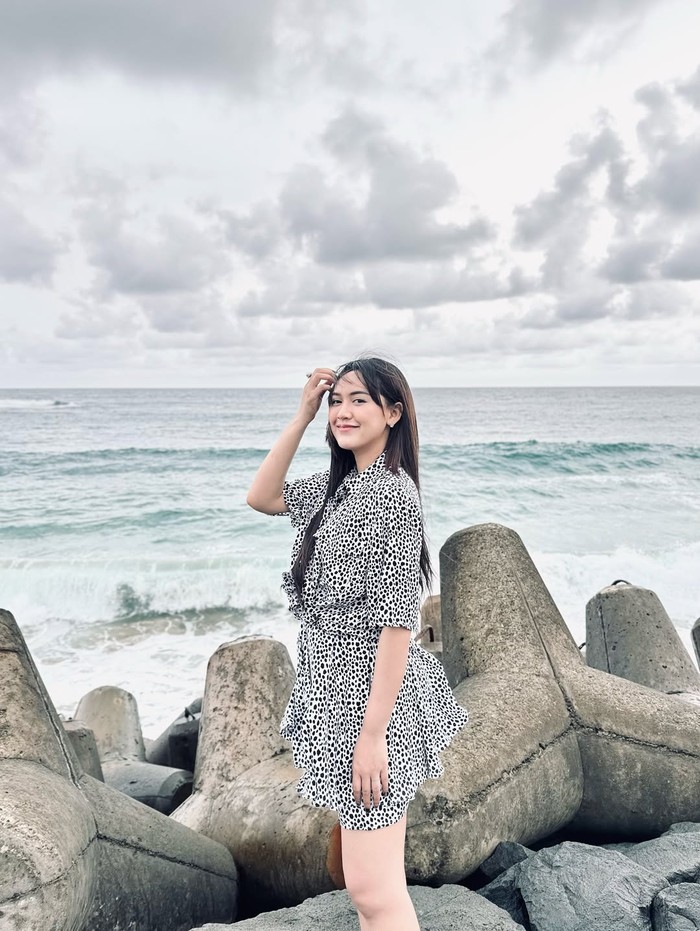 Happy Asmara main di pantai.