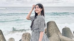Happy Asmara Tampil Santai, Happy Main di Pantai