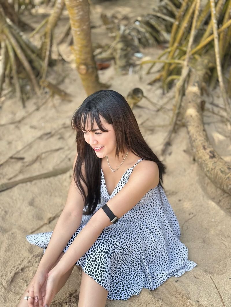 Happy Asmara main di pantai.